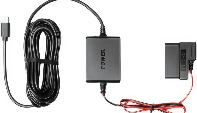 Zestaw do stałego zasilania wideorejestratora: kabel USB-C, moduł "POWER" i adapter OBD.