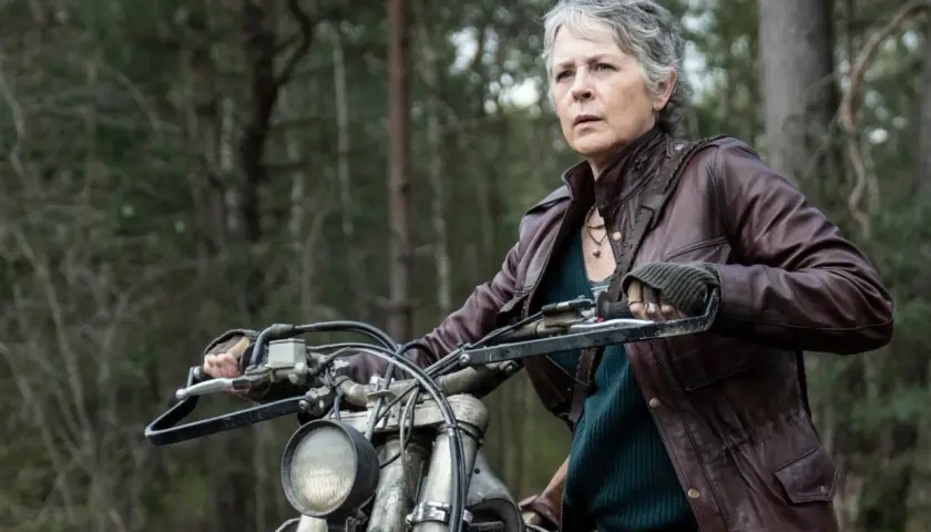 Carol, dans The Walking Dead : Daryl Dixon saison 2, sur sa moto, prête à affronter les dangers de la forêt.