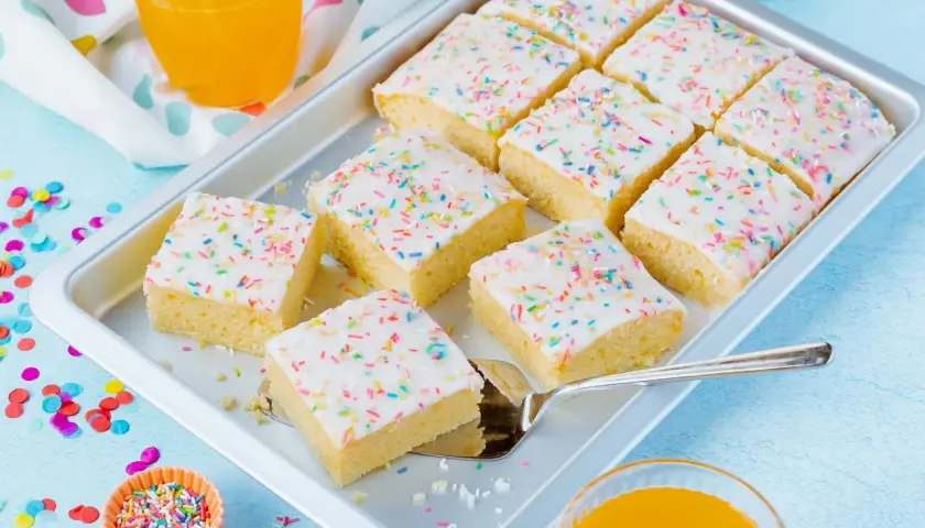 Bunter Fantakuchen, perfekt für jedes Kinderfest. Dieses Fantakuchen Rezept ist einfach und gelingt immer.