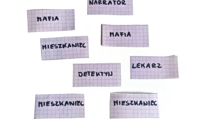 Karty z rolami do gry mafia: Narrator, Mafia, Mieszkaniec, Detektyw, Lekarz. Kto wygra?