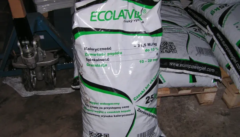 Worek ekogroszku "Ecolatvek" z informacjami o kaloryczności i granulacji. Jak wybrać najlepszy ekogroszek? Sprawdź parametry na opakowaniu.