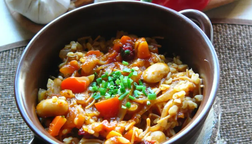 Kasza bulgur z warzywami: aromatyczne danie z pomidorami, fasolą i szczypiorkiem.