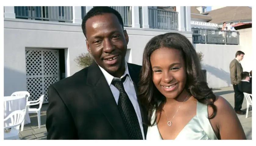 Bobby Brown i jego córka Bobbi Kristina Brown uśmiechają się do aparatu.