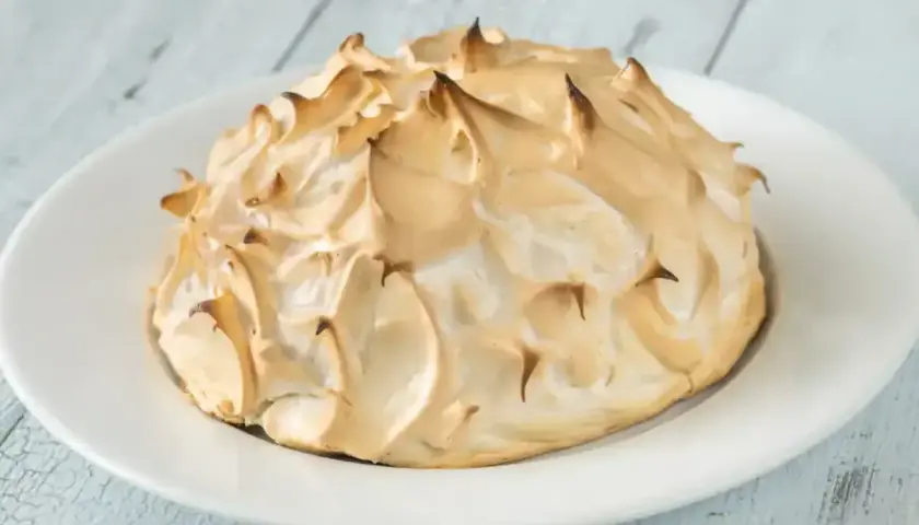 Une omelette norvégienne dorée et meringuée, prête à être dégustée.