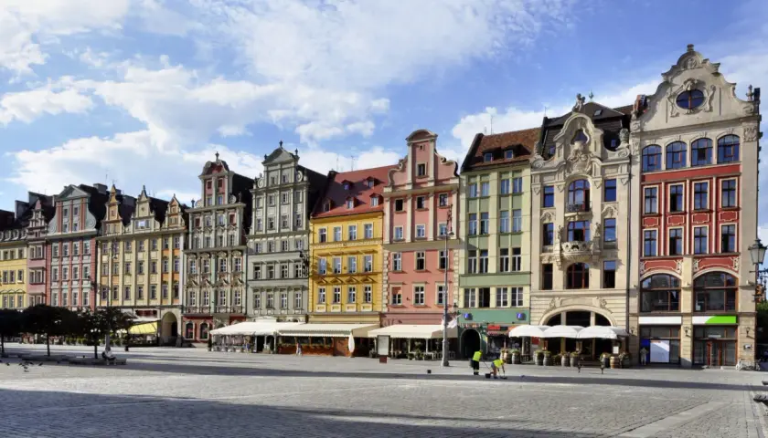 Kolorowe kamienice na Rynku we Wrocławiu, idealne miejsce na romantyczną randkę.