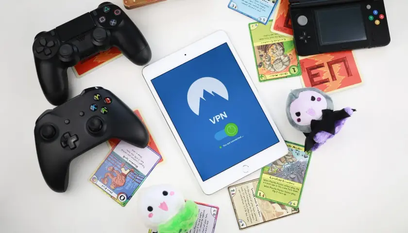 Gry, kontrolery i tablet z VPN – wszystko, co potrzebne, by dowiedzieć się, jak pobrać grę ze Steam na telefon.