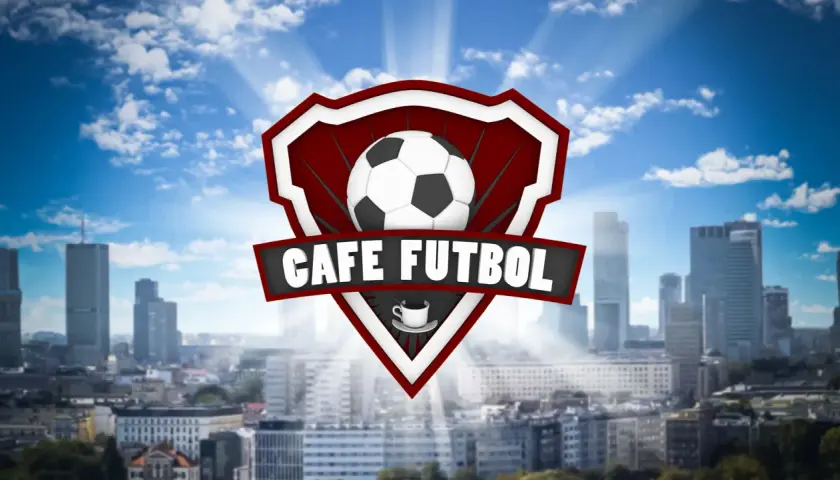 Logo "Cafe Futbol" z piłką i filiżanką kawy na tle miasta i nieba.
