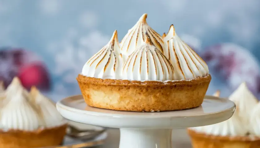 Tartelette dorée garnie d'une meringue italienne aérienne aux pointes caramélisées, comme des sommets enneigés.