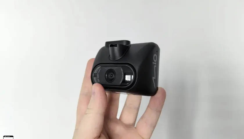 Czarna kamera samochodowa z technologią **sony starvis** w dłoni, gotowa do rejestrowania każdej podróży.