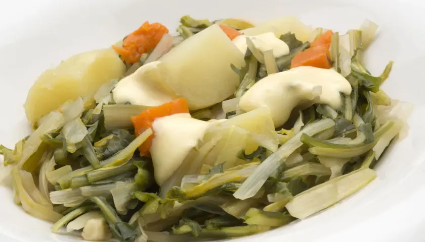 Ensalada de patatas, zanahoria y achicoria italiana con mayonesa.