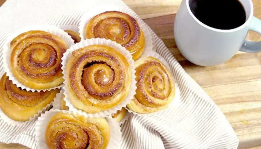 Fika-dags! Sju härliga bullar med mandelmassa, redo att avnjutas med en kopp kaffe.