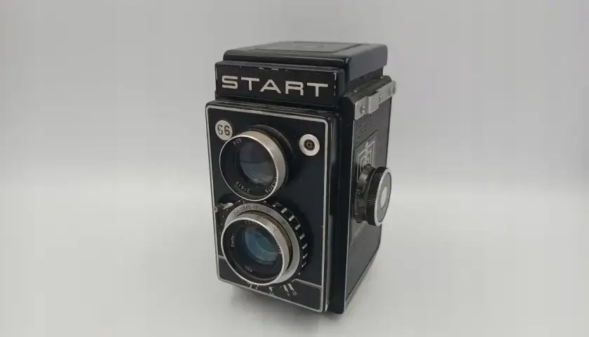 Stary aparat Start 66, idealny do wpisów na blog fotografia. Klasyczny dwuobiektywowy model.