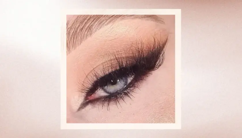 En närbild på ett öga med dramatisk eyeliner och lösögonfransar, som ger en "siren eyes"-effekt.