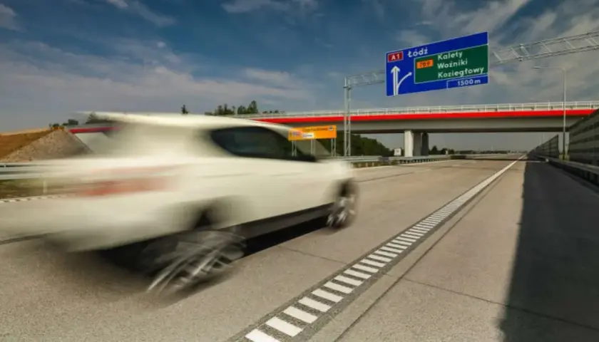 Z jaką prędkością można jechać na autostradzie? Sprawdź limity!