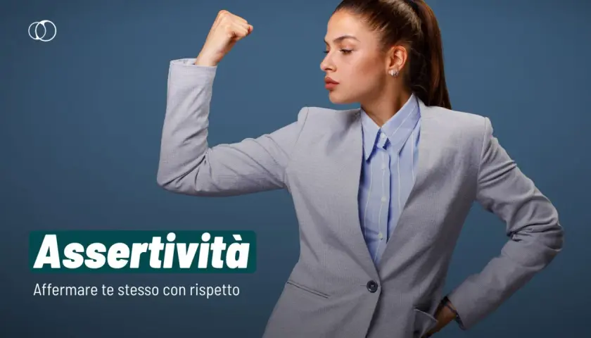 Donna con giacca che mostra il bicipite, simbolo di assertività. Il significato di assertivo è affermare se stessi con rispetto.