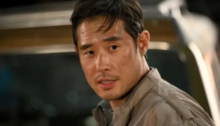 Un homme asiatique, le regard intense, semble avoir déchiffré le code quantique fin.