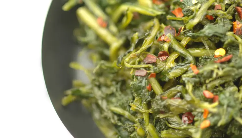 Puntarelle in padella, un contorno saporito e leggermente piccante, pronto per essere gustato.