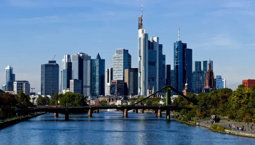 Blick von der **Frankfurt Aussichtsplattform** auf die Skyline mit Main und Brücken.