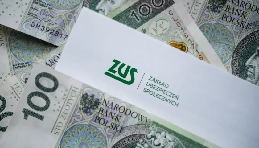 ZUS i polskie banknoty 100 zł. Pytanie: ile wynosi renta dla osoby niepełnosprawnej od urodzenia?