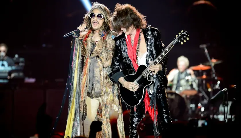 Steven Tyler i Joe Perry z Aerosmith, legendy rocka, na scenie. Ich styl to kwintesencja tego, co kochamy w **starych zespołach rockowych**.