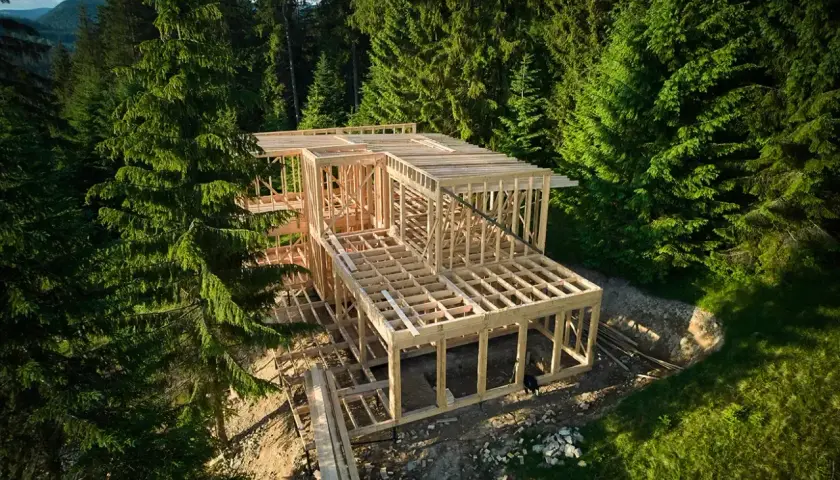 Drewniana konstrukcja domu w lesie. Szacowany koszt budowy domu 2025.