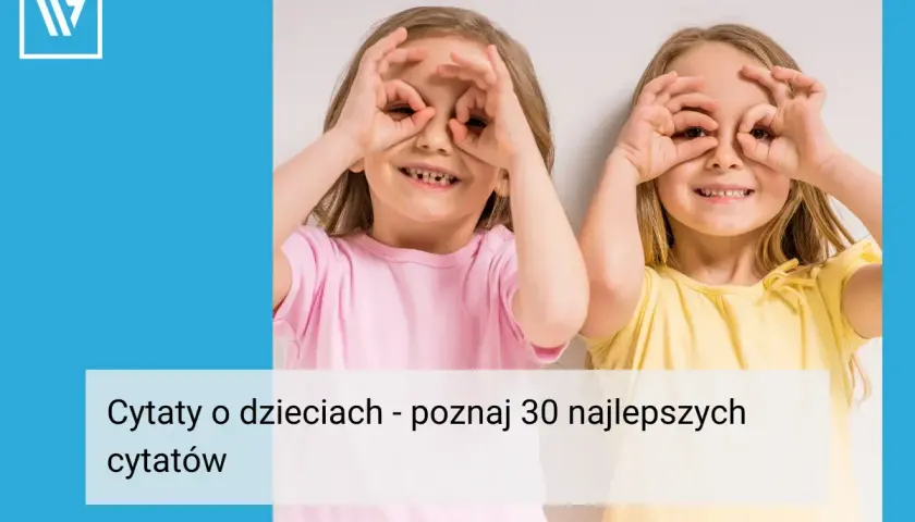 Dwie uśmiechnięte dziewczynki robią sobie "okulary" z dłoni. Poznaj najlepsze cytaty o dzieciach.