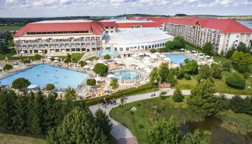 Hotel Gołębiewski w Mikołajkach - kiedy powstał i jak się zmieniał