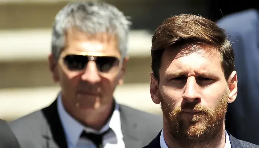Jorge Messi, ojciec Lionela, w okularach przeciwsłonecznych, obok syna.