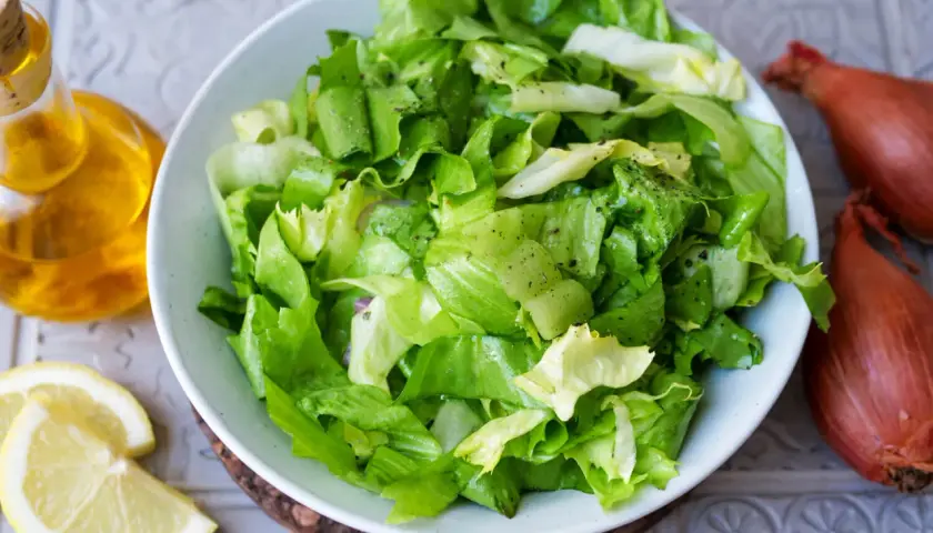 Frischer Salat mit Zwiebeln, Zitrone und Öl – ein einfaches endiviensalat rezept.