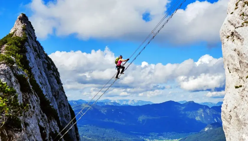 Wspinaczka po moście linowym na via ferrata w Niemczech. Widok zapiera dech w piersiach, a dolina rozciąga się w oddali.