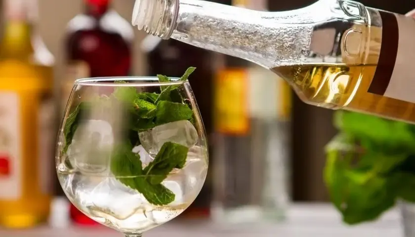Jakie syropy do drinków? Odkryj smaki, które zachwycą Twoje napoje