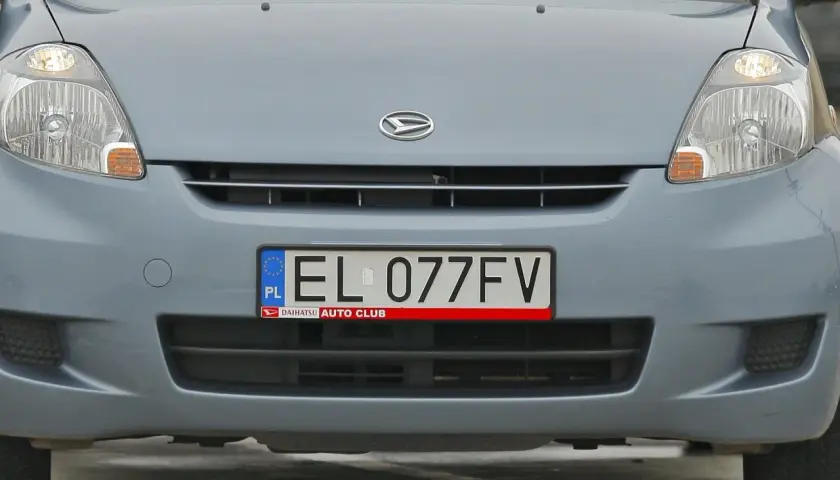 Szara rejestracja EL 077FV na samochodzie Daihatsu.
