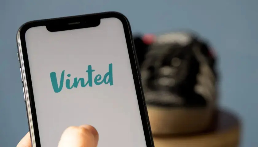Telefon z aplikacją Vinted. Dowiedz się, jak wpłacić pieniądze na Vinted, aby kupić wymarzone ubrania.