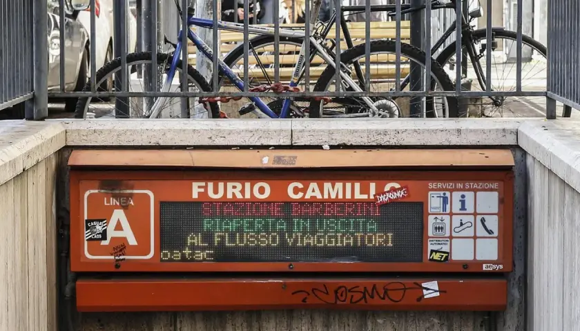 Segnale luminoso alla fermata Furio Camillo, Linea A. Biciclette parcheggiate dietro una ringhiera.