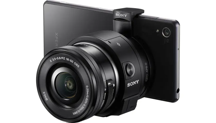 Zestaw Sony QX1 z obiektywem 16-50 mm podłączony do telefonu Xperia.