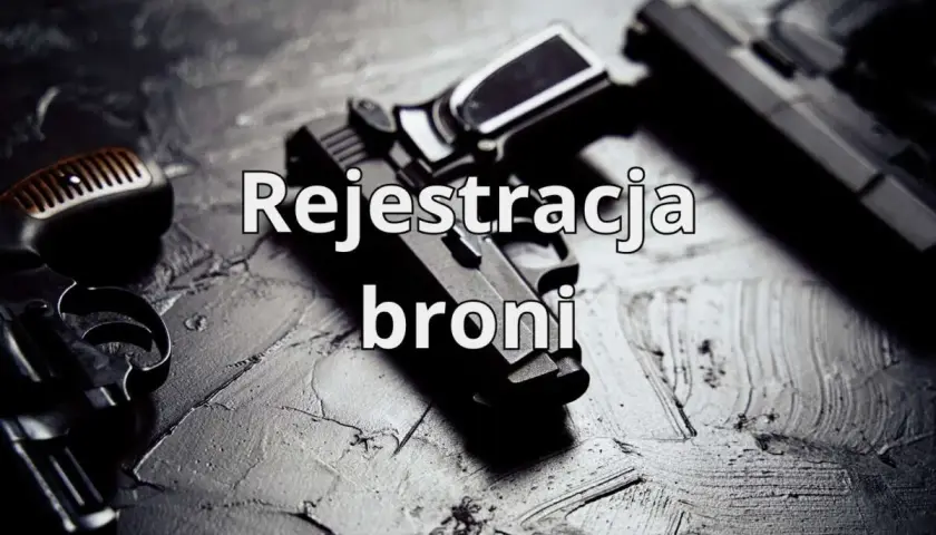 Dwa pistolety leżą na ciemnym tle. Tekst "Rejestracja broni" sugeruje, że jest to dokumentacja związana z legalizacją posiadania broni.