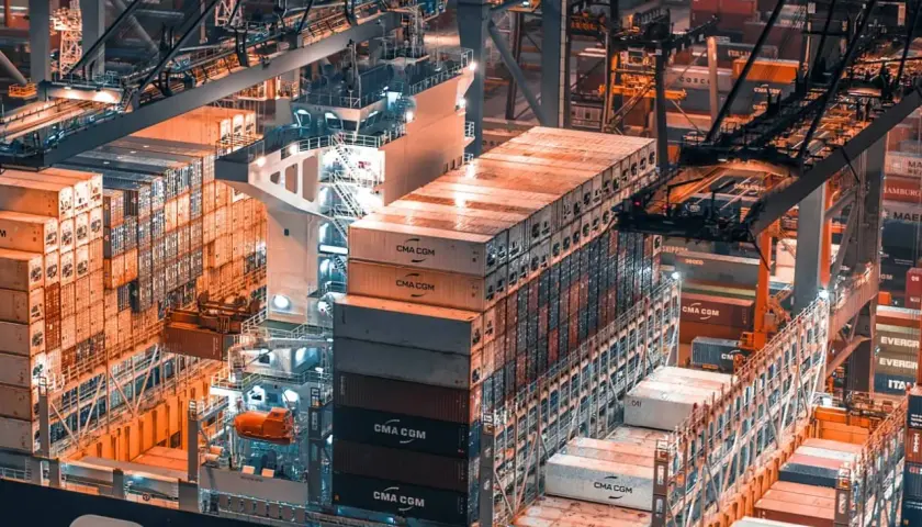 Containerriese wird beladen. Das **cargo meaning** ist die Fracht, die auf dem Schiff transportiert wird, um die Welt zu verbinden.