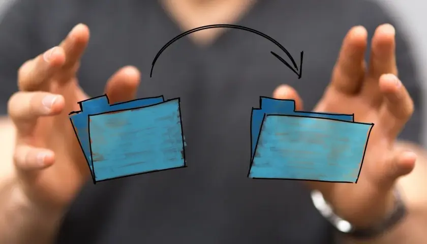 Zwei Ordner werden durch einen Pfeil verbunden, der eine Datenübertragung symbolisiert, wie bei cmd xcopy.