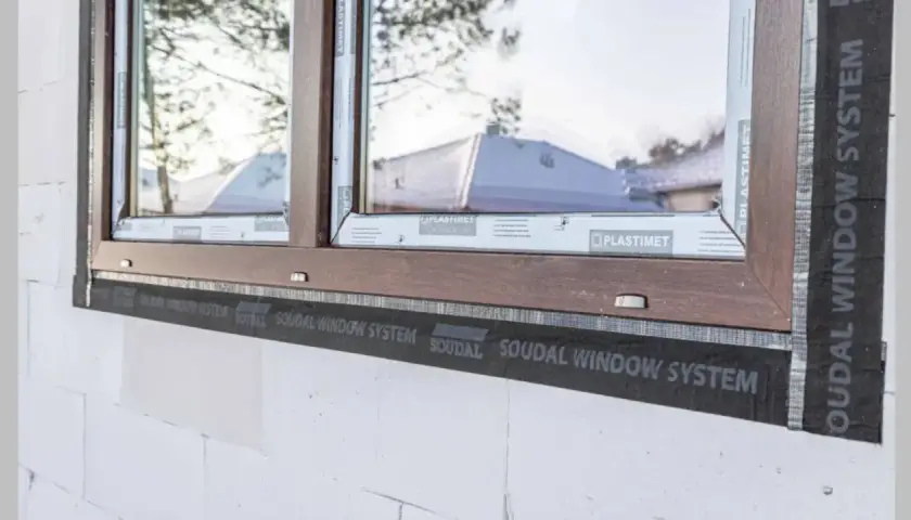 Obróbka okien po montażu, cena zależy od zastosowanych materiałów. Widoczna taśma Soudal Window System.
