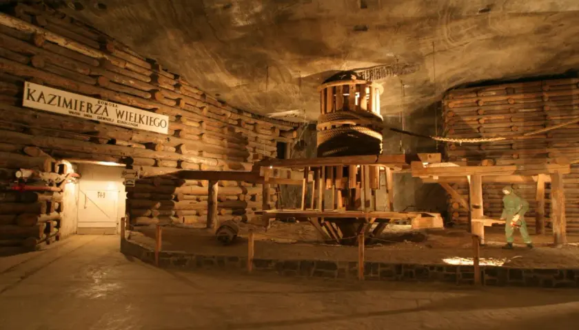 Wieliczka: zobacz cennik kopalni soli. Wnętrze kopalni z drewnianą konstrukcją i manekinem górnika.