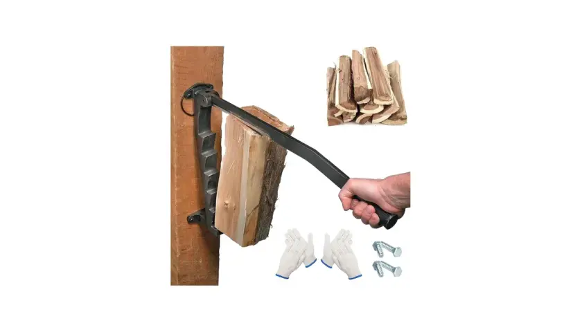 Ein Mann benutzt einen anzündholz spalter, um Holz zu spalten. Daneben liegen ein Haufen gespaltenes Holz, Handschuhe und Schrauben.