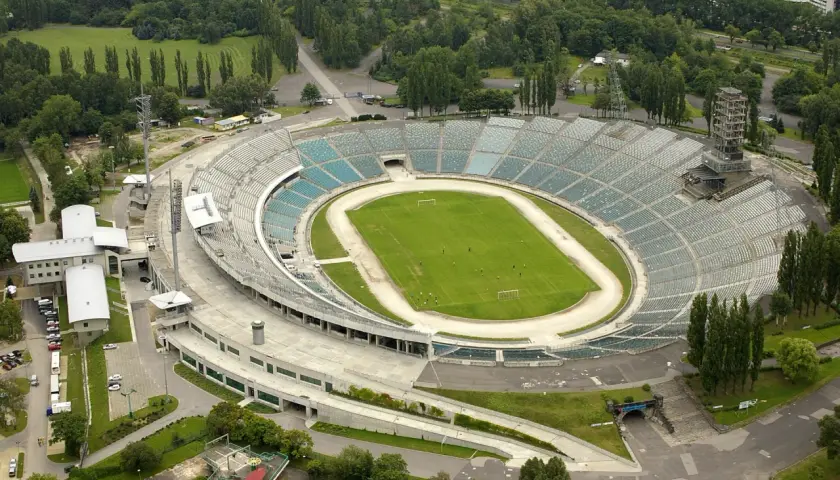 Stadion Śląski, miejsce, gdzie rozbrzmiewa polski **chant po polsku**, z lotu ptaka. Zielona murawa, trybuny i otaczający las.