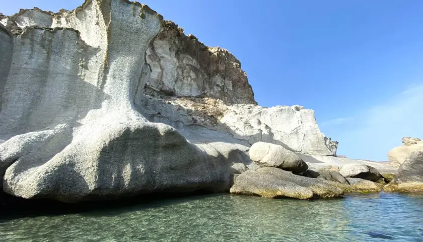 Impresionantes formaciones rocosas blancas y grises se alzan sobre aguas cristalinas. Un lugar ideal que ver en Agua Amarga para explorar la costa.