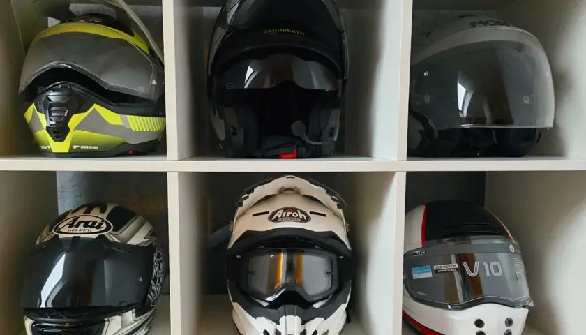 Różne rodzaje kasków motocyklowych: turystyczny, szczękowy, crossowy i sportowy.