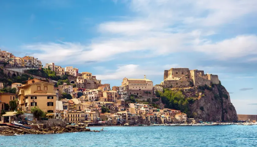 Scilla, con le sue case colorate a picco sul mare e l'imponente castello Ruffo, domina il paesaggio.