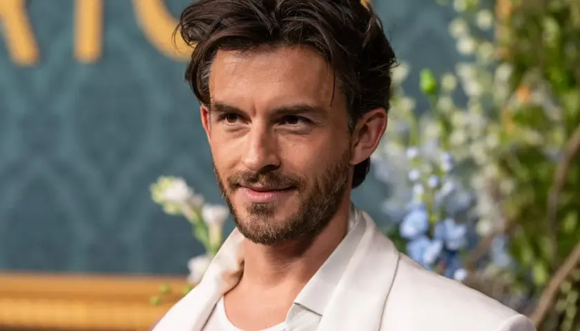 Jonathan Bailey, znany z roli Anthony'ego Bridgertona, w białej marynarce. Choć jego ekranowa żona to Kate Sharma, w życiu prywatnym Jonathan Bailey nie jest żonaty.