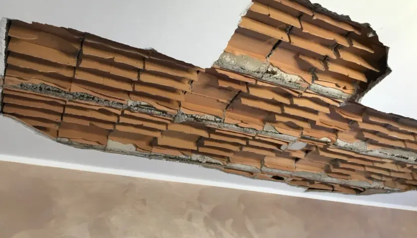 Sfondellamento pignatte: il soffitto mostra mattoni a vista e crepe, necessita di una soluzione rapida.