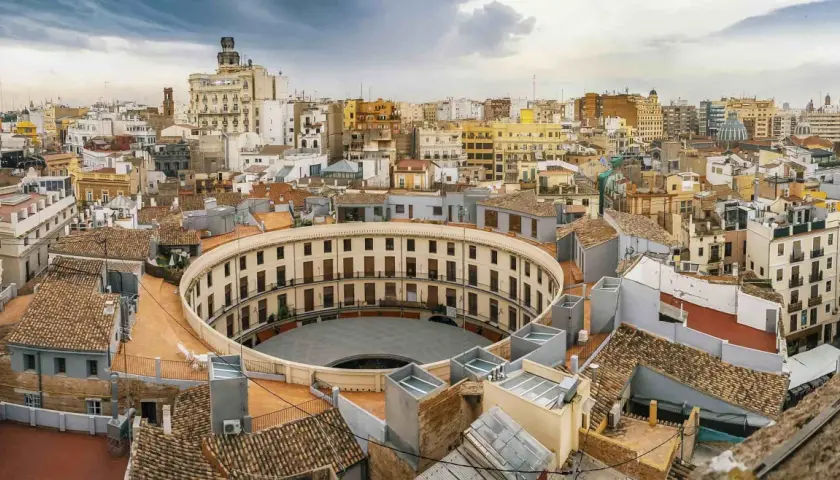 Vista aérea de Valencia, con la plaza de toros circular en primer plano. Imagina tomar el tren de Alicante a Valencia y llegar a esta maravilla.