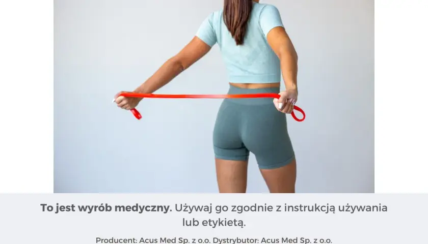 Kobieta ćwiczy z czerwoną taśmą oporową. To świetne gumy do ćwiczeń, które pomogą Ci wzmocnić mięśnie.