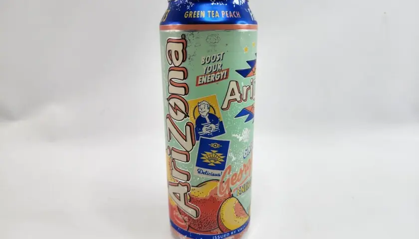 Puszka zielonej herbaty z brzoskwinią Arizona. To napój, który doda Ci energii!